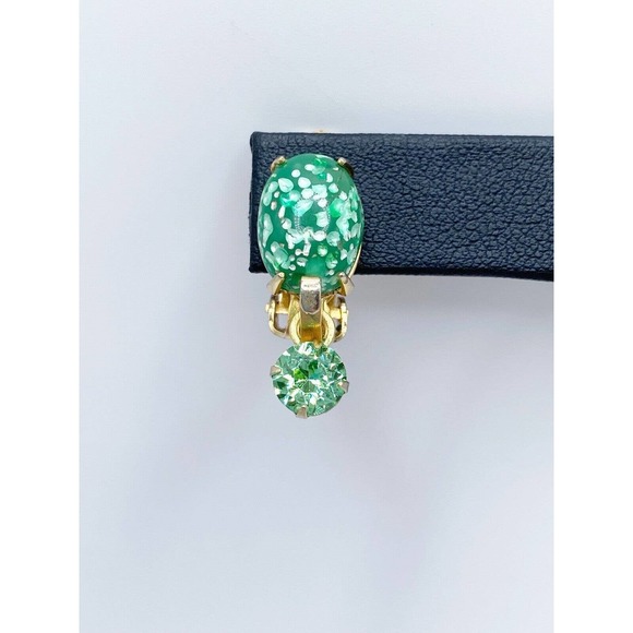 Vintage Green Confetti Glass Cabochon Rhinestone Clip Earrings Gold Tone Glows - Picture 3 of 10